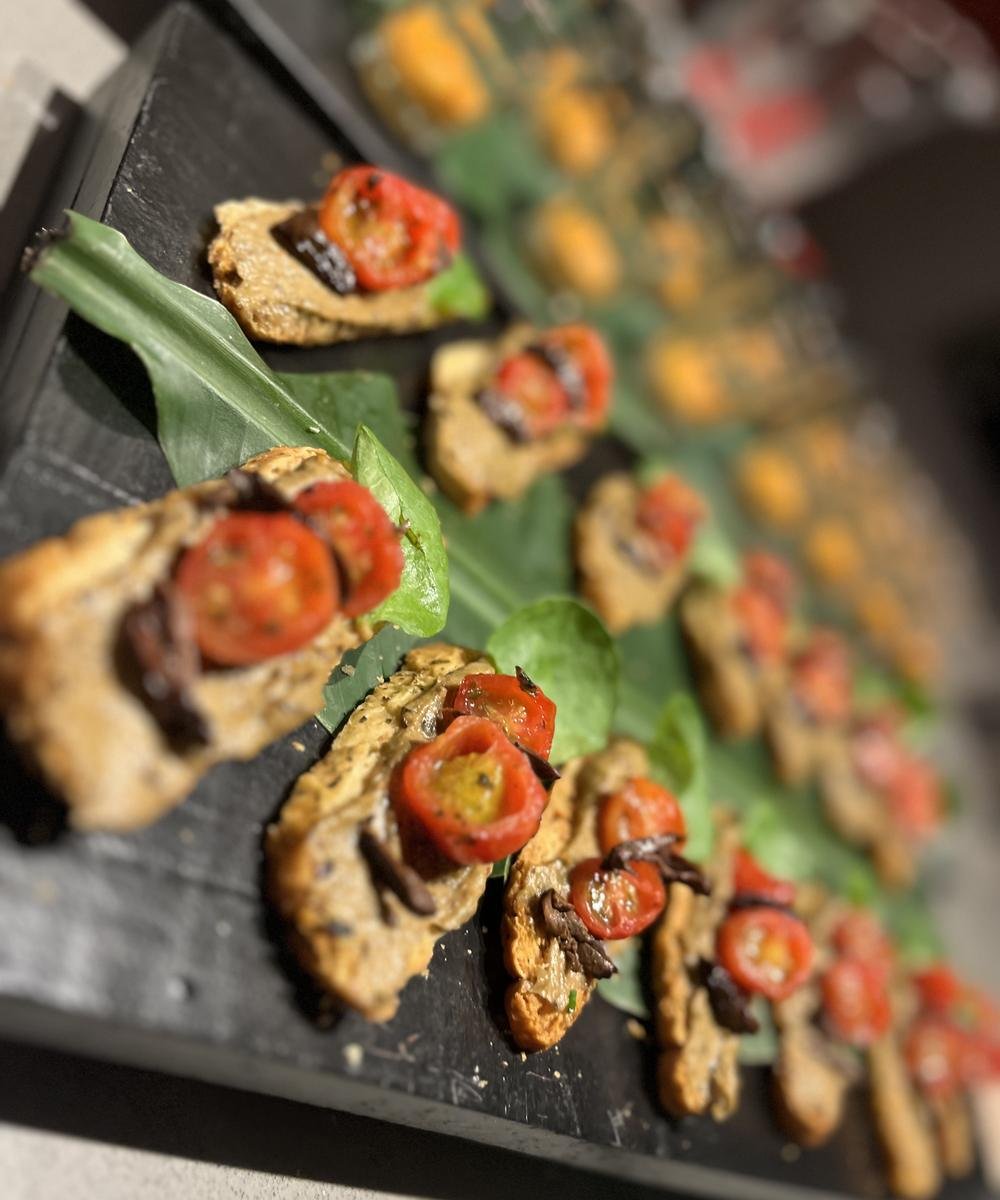 Cecilia preparando sushi en vivo
